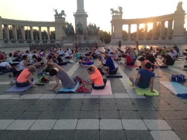 Jógázók a Hősök terén